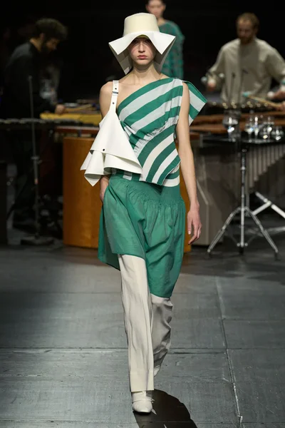 Look 15
